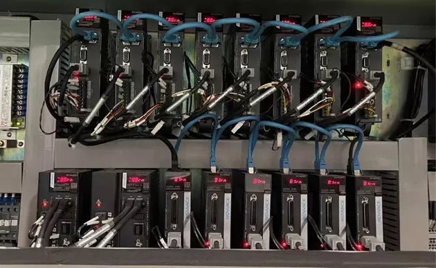 Máquina de doble Borde de línea recta Sistema de control de motor de precisión Servo y VFD