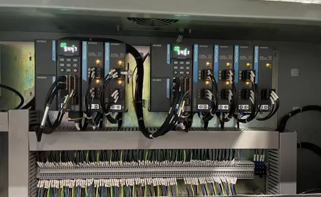 Máquina de doble Borde de línea recta Sistema de control de motor de precisión Servo y VFD